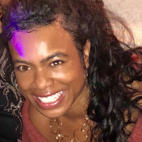 Meet your Posher, Denise - Picture 2 of 2